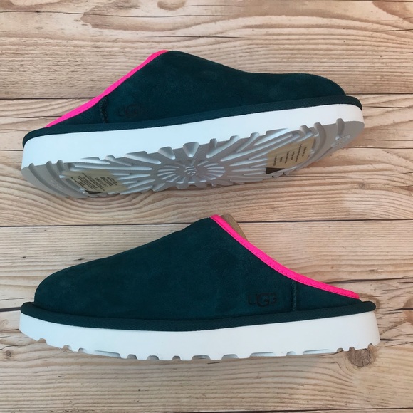 UGG Classic Slip On - Picture 14 of 16